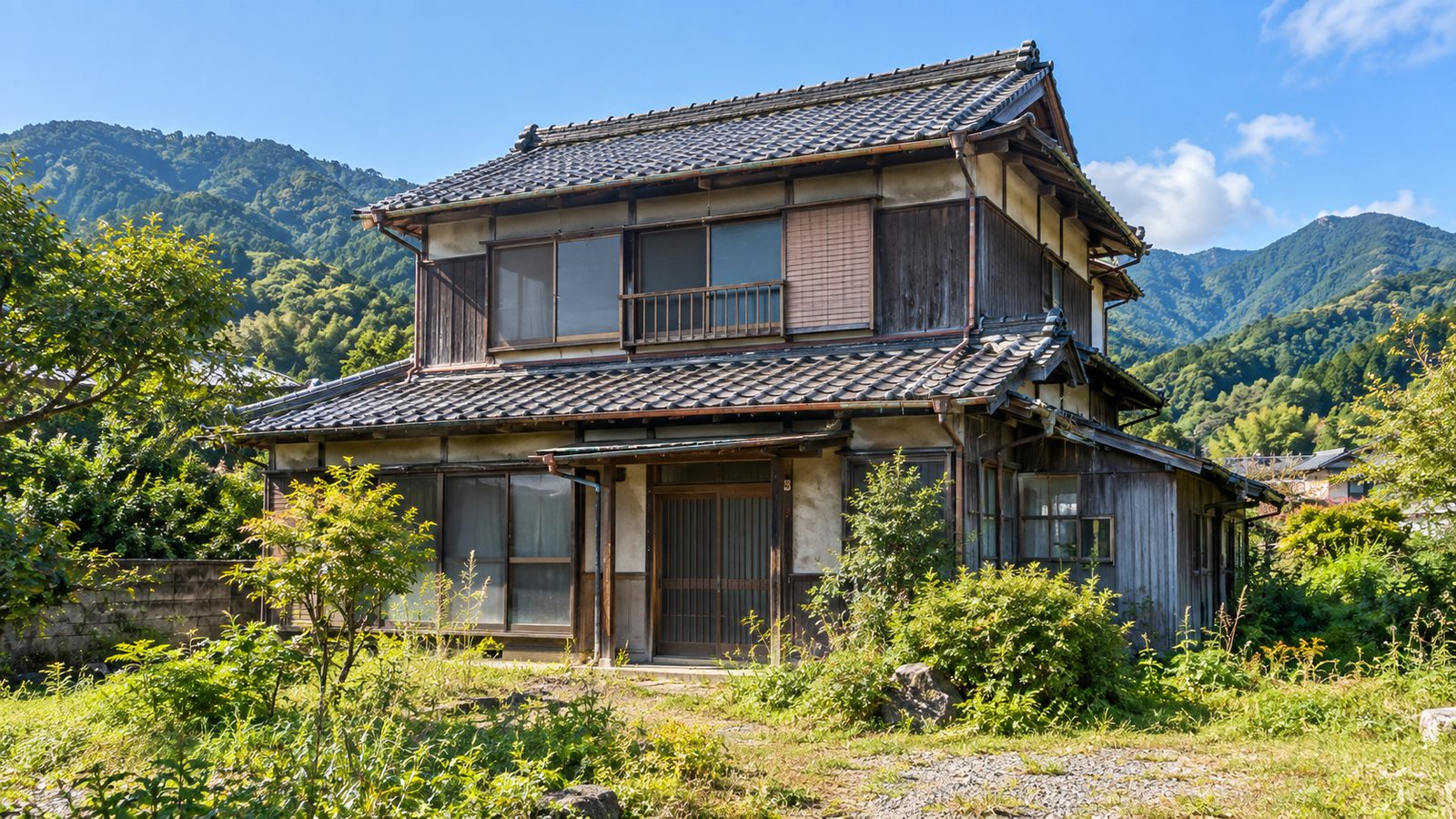解体前の古い木造2階建ての空き家のイメージ